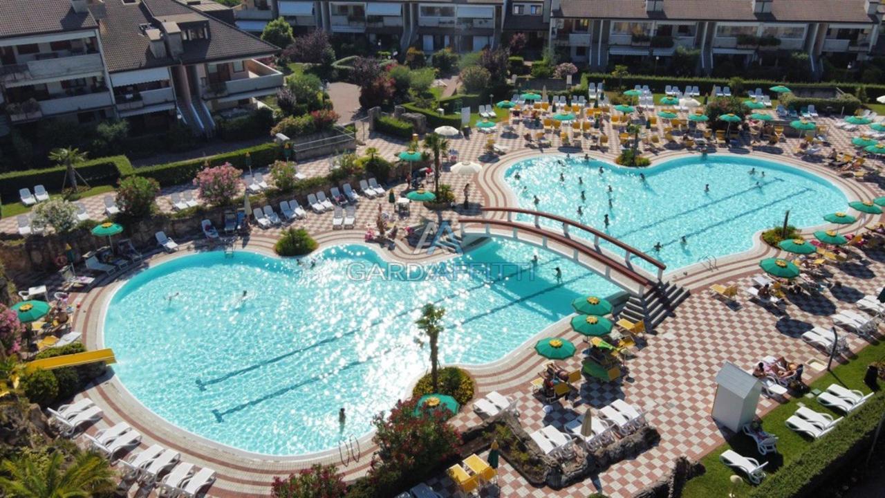 Perla Apartment - 3 Piscine E Un Bar - Desenzano Desenzano del Garda Exterior foto